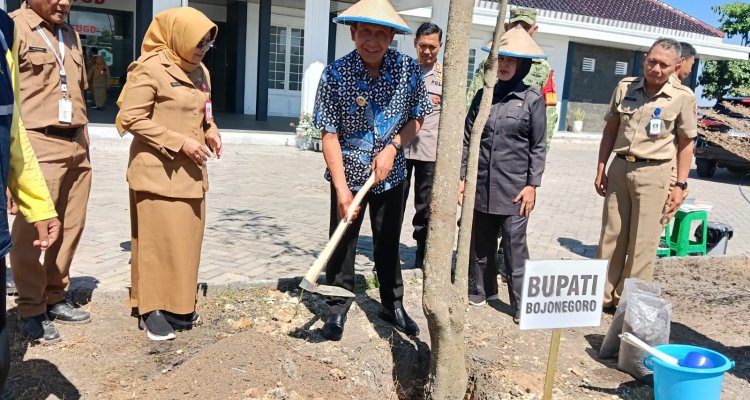 Bupati Bojonegoro Setyo Wahono didampingi Wakil Bupati Nurul Azizah melakukan penanaman pohon di halaman Puskesmas Tanjungharjo, Kecamatan Kapas, usai peresmian operasionalisasi puskesmas.