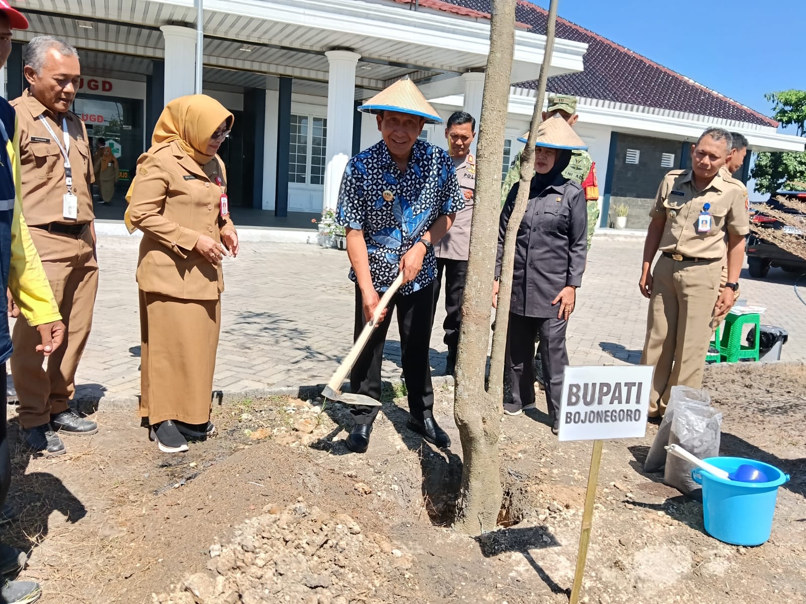 Bupati Bojonegoro Setyo Wahono didampingi Wakil Bupati Nurul Azizah melakukan penanaman pohon di halaman Puskesmas Tanjungharjo, Kecamatan Kapas, usai peresmian operasionalisasi puskesmas.