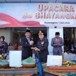 Bupati Setyo Wahono menyerahkan tumpeng dan berjabat tangan komando dengan Kapolres Bojonegoro pada Hari Bhayangkara ke-80.