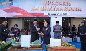Bupati Setyo Wahono menyerahkan tumpeng dan berjabat tangan komando dengan Kapolres Bojonegoro pada Hari Bhayangkara ke-80.