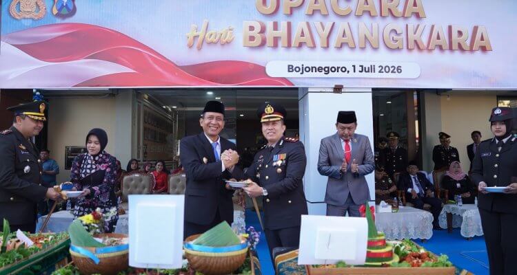 Bupati Setyo Wahono menyerahkan tumpeng dan berjabat tangan komando dengan Kapolres Bojonegoro pada Hari Bhayangkara ke-80.
