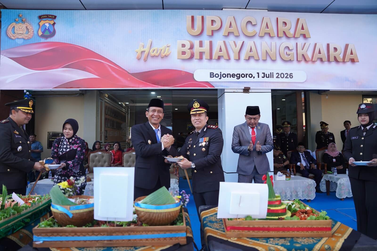 Bupati Setyo Wahono menyerahkan tumpeng dan berjabat tangan komando dengan Kapolres Bojonegoro pada Hari Bhayangkara ke-80.