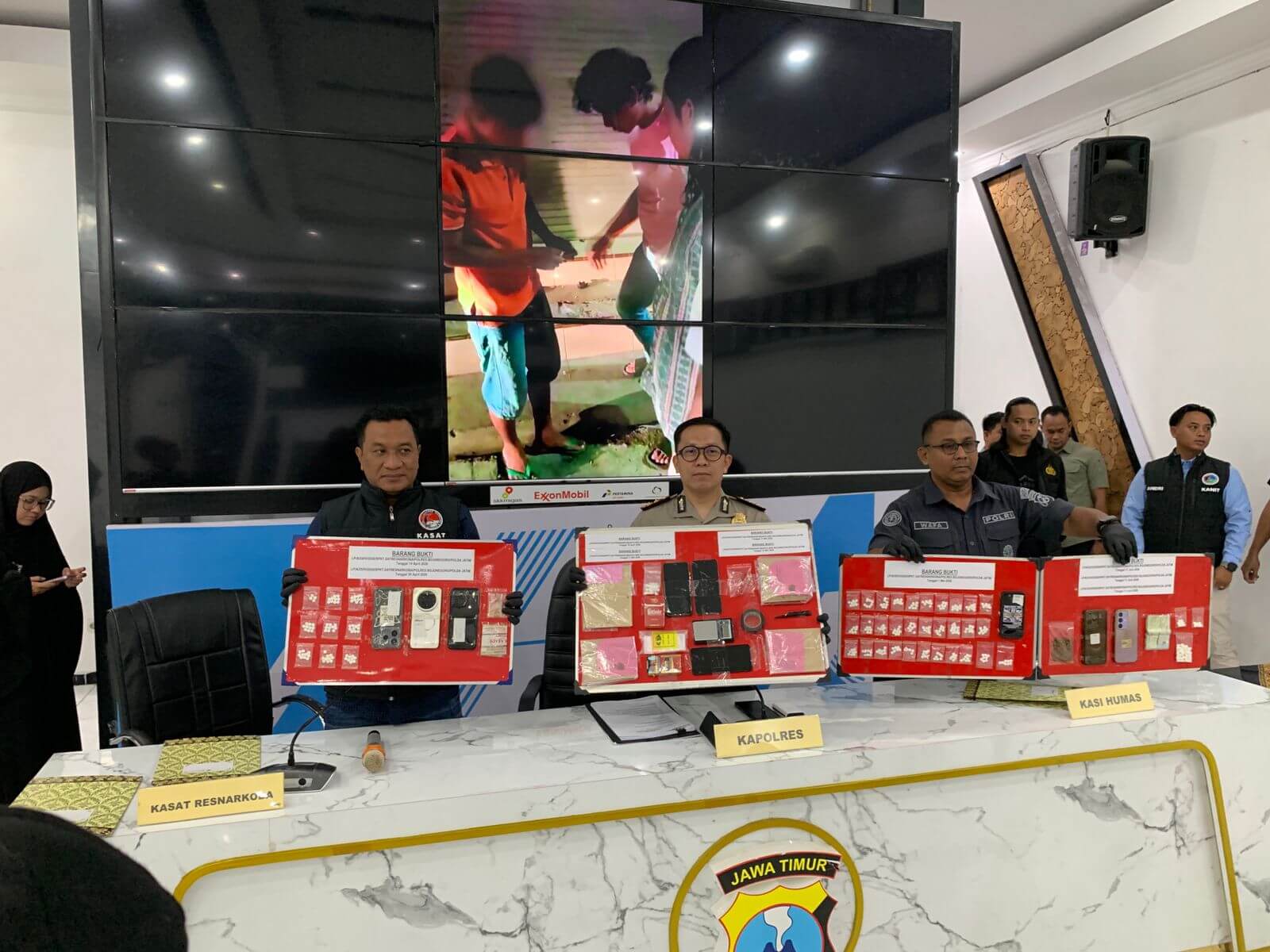 Kapolres Bojonegoro AKBP Afrian Satya Permadi didampingi Kasatresnarkoba dan kasi Humas menunjukkan barang bukti hasil pengungkapan kasus narkotika dan peredaran obat keras berbahaya periode Januari-Juli 2026 saat konferensi pers di Mapolres Bojonegoro.