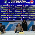 Kapolres Bojonegoro didampingi Kasatresnarkoba dan Kasi Humas saat konferensi pers pengungkapan kasus narkoba di Mapolres Bojonegoro.