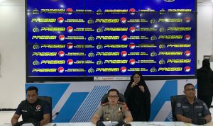 Kapolres Bojonegoro didampingi Kasatresnarkoba dan Kasi Humas saat konferensi pers pengungkapan kasus narkoba di Mapolres Bojonegoro.