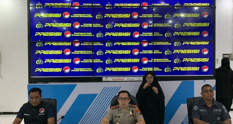 Kapolres Bojonegoro didampingi Kasatresnarkoba dan Kasi Humas saat konferensi pers pengungkapan kasus narkoba di Mapolres Bojonegoro.