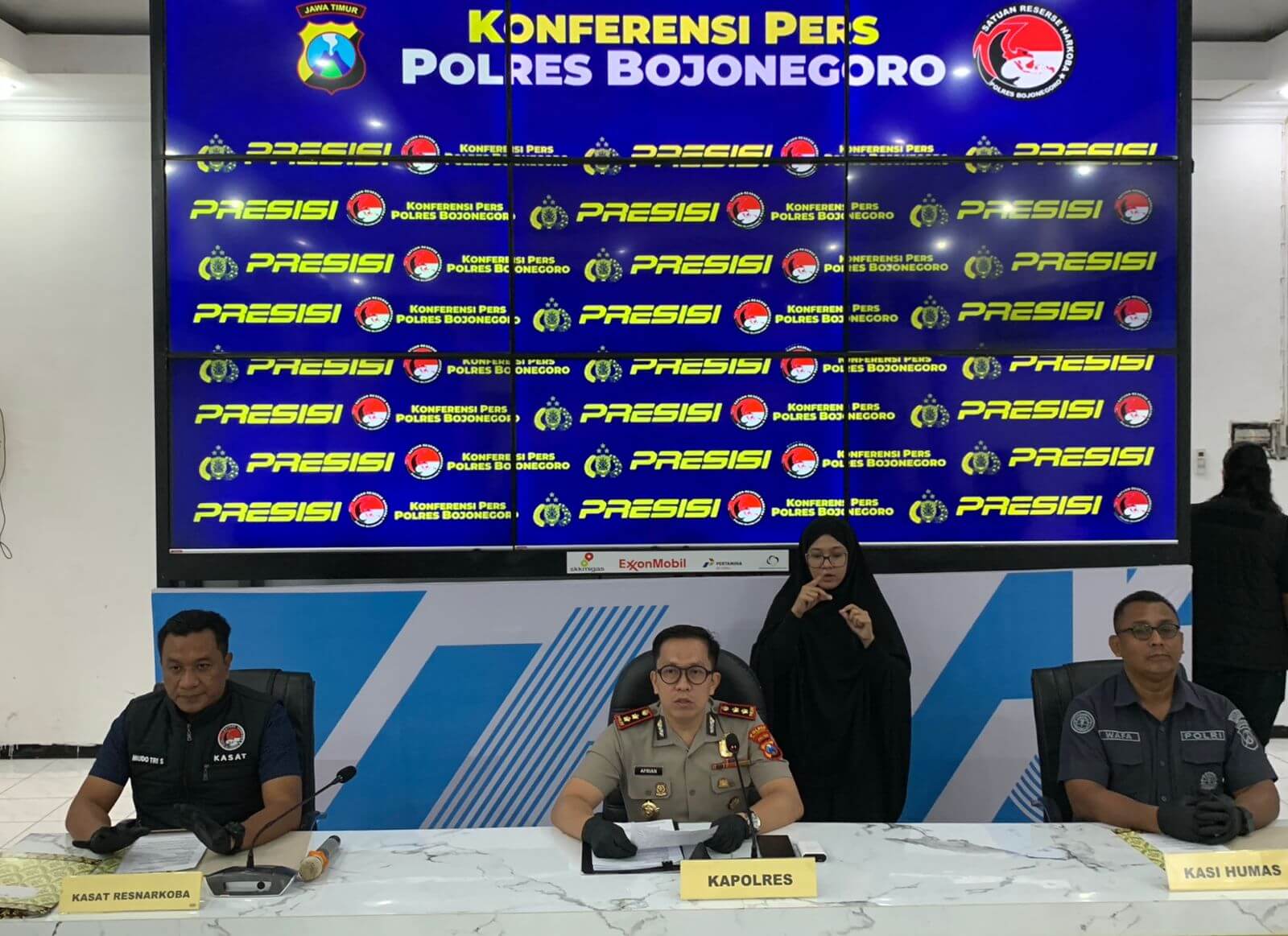 Kapolres Bojonegoro didampingi Kasatresnarkoba dan Kasi Humas saat konferensi pers pengungkapan kasus narkoba di Mapolres Bojonegoro.