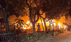 Foto istimewa newsbojonegoro.com Petugas Damkar memadamkan kebakaran rumah di Desa Campurrejo Bojonegoro.
