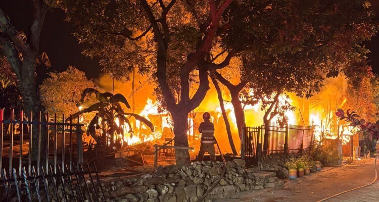 Petugas Damkar memadamkan kebakaran rumah di Desa Campurrejo Bojonegoro.