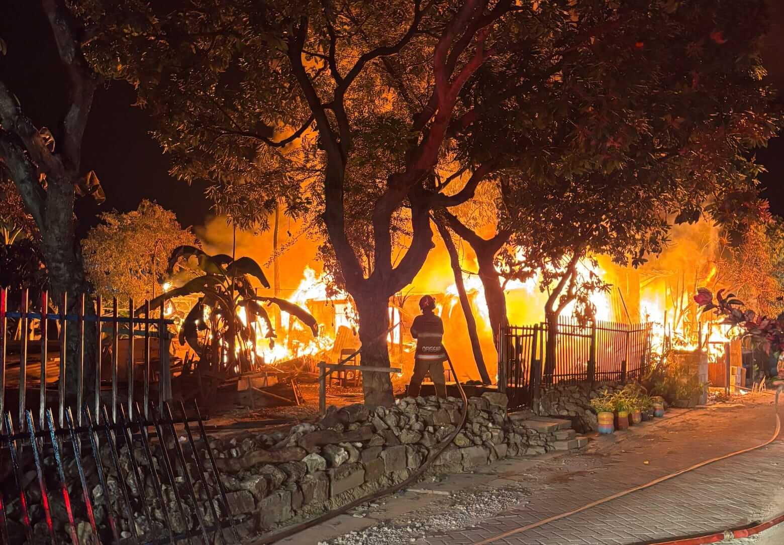 Petugas Damkar memadamkan kebakaran rumah di Desa Campurrejo Bojonegoro.