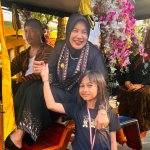 Anin Dita berfoto bersama Wakil Bupati Bojonegoro Nurul Azizah saat Kirab Pusaka Ki Andongsari.