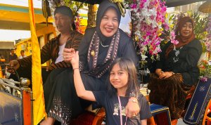 Anin Dita berfoto bersama Wakil Bupati Bojonegoro Nurul Azizah saat Kirab Pusaka Ki Andongsari.