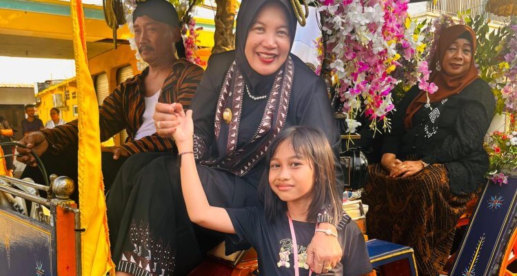Anin Dita berfoto bersama Wakil Bupati Bojonegoro Nurul Azizah saat Kirab Pusaka Ki Andongsari.