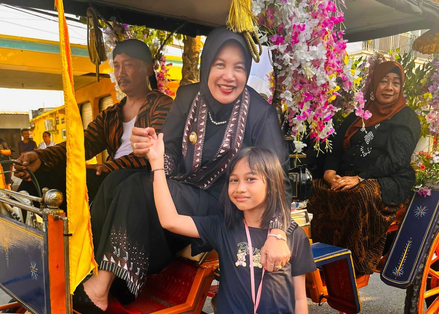 Anin Dita Wujudkan Mimpi Bertemu Wakil Bupati Bojonegoro Anin Dita berfoto bersama Wakil Bupati Bojonegoro Nurul Azizah saat Kirab Pusaka Ki Andongsari.