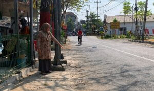 Dwi Ratna warga Jalan Monginsidi Bojonegoro menunjukkan lokasi rencana pelebaran jalan.