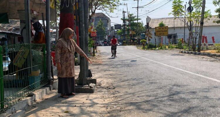 Dwi Ratna warga Jalan Monginsidi Bojonegoro menunjukkan lokasi rencana pelebaran jalan.