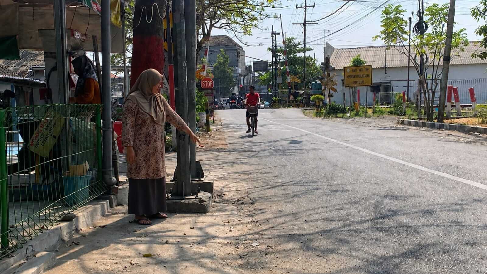 Dwi Ratna warga Jalan Monginsidi Bojonegoro menunjukkan lokasi rencana pelebaran jalan.