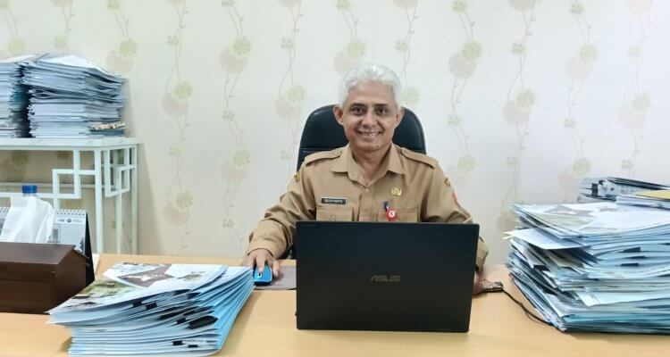 Kepala DPMPTSP Kabupaten Bojonegoro, Budianto, memberikan penjelasan mengenai mekanisme penerbitan Persetujuan Bangunan Gedung (PBG), pembagian kewenangan antara DPMPTSP dan OPD teknis, serta klarifikasi atas polemik yang berkembang terkait proses perizinan bangunan di Kabupaten Bojonegoro.
