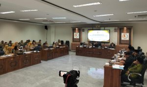 Rapat Banggar DPRD Bojonegoro membahas pelayanan DPMPTSP pada Perubahan KUA PPAS APBD 2026.