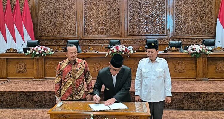 Bupati Setyo Wahono dan Pimpinan DPRD Bojonegoro menandatangani Persetujuan Bersama Raperda Pertanggungjawaban APBD 2025.