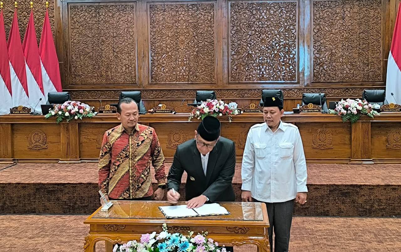 Dok istimewa Bupati Setyo Wahono dan Pimpinan DPRD Bojonegoro menandatangani Persetujuan Bersama Raperda Pertanggungjawaban APBD 2025.