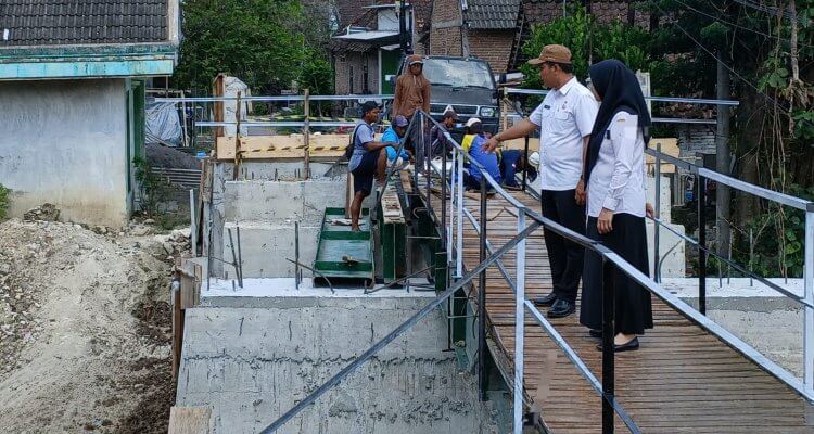 Pemkab Bojonegoro mempercepat penyempurnaan Jembatan Desa Ngablak Kecamatan Dander.