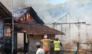 kebakaran-rumah-temayang-bojonegoro-08072026.jpg Petugas Damkarmat Bojonegoro memadamkan kebakaran tiga rumah di Desa Kedungsumber, Kecamatan Temayang.