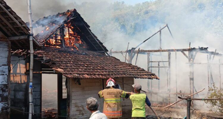 Petugas Damkarmat Bojonegoro memadamkan kebakaran tiga rumah di Desa Kedungsumber, Kecamatan Temayang.