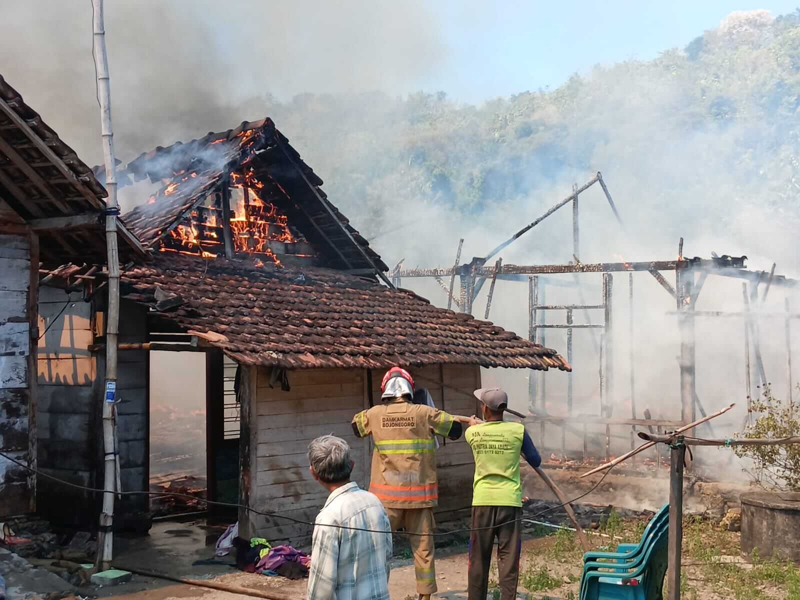 kebakaran-rumah-temayang-bojonegoro-08072026.jpg Petugas Damkarmat Bojonegoro memadamkan kebakaran tiga rumah di Desa Kedungsumber, Kecamatan Temayang.