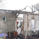 Petugas Damkarmat Bojonegoro memadamkan kebakaran rumah tidak berpenghuni di Desa Bendo, Kecamatan Kapas.