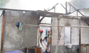 Foto damkarmat Petugas Damkarmat Bojonegoro memadamkan kebakaran rumah tidak berpenghuni di Desa Bendo, Kecamatan Kapas.