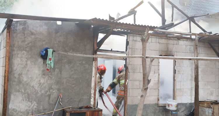 Petugas Damkarmat Bojonegoro memadamkan kebakaran rumah tidak berpenghuni di Desa Bendo, Kecamatan Kapas.