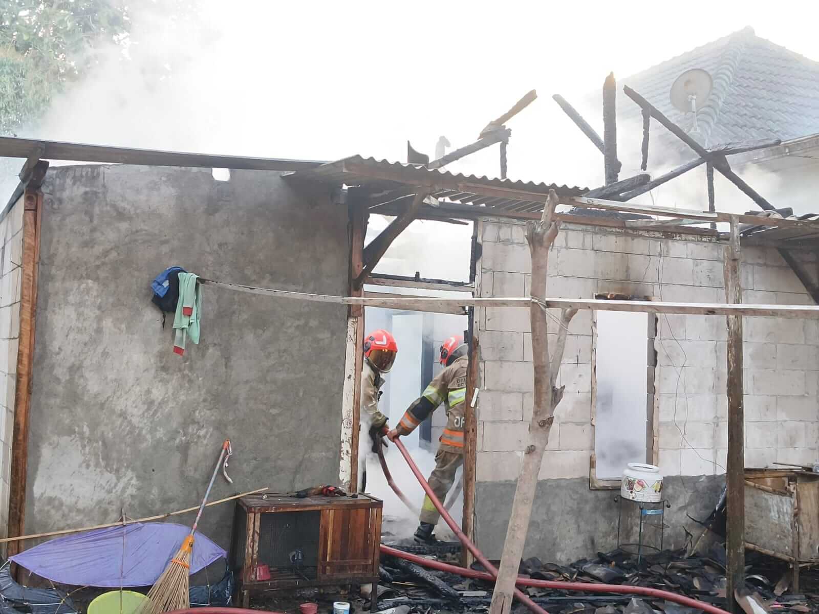 Foto damkarmat Petugas Damkarmat Bojonegoro memadamkan kebakaran rumah tidak berpenghuni di Desa Bendo, Kecamatan Kapas.