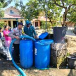 Polsek Ngambon menyalurkan bantuan 16 ribu liter air bersih kepada warga Desa Nglampin, Kecamatan Ngambon, Bojonegoro.