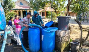 Foto istimewa Polsek Ngambon menyalurkan bantuan 16 ribu liter air bersih kepada warga Desa Nglampin, Kecamatan Ngambon, Bojonegoro.