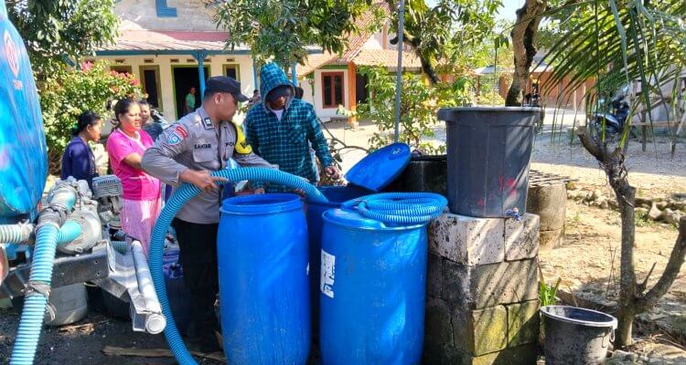 Polsek Ngambon menyalurkan bantuan 16 ribu liter air bersih kepada warga Desa Nglampin, Kecamatan Ngambon, Bojonegoro.