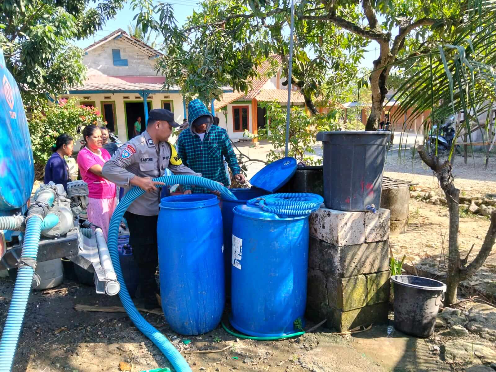 Foto istimewa Polsek Ngambon menyalurkan bantuan 16 ribu liter air bersih kepada warga Desa Nglampin, Kecamatan Ngambon, Bojonegoro.