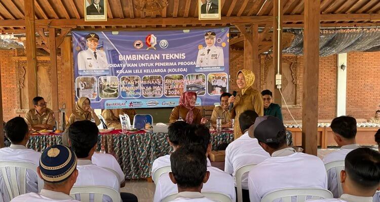 Wakil Bupati Bojonegoro Nurul Azizah membuka Bimbingan Teknis Program Kolam Lele Keluarga (Kolega) bagi calon penerima manfaat di Balai Desa Pandantoyo, Kecamatan Temayang.