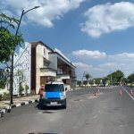 Petugas PLN ULP Bojonegoro memperbaiki kabel listrik yang putus di depan Gedung DPRD Bojonegoro setelah diduga tersangkut truk bermuatan tinggi.