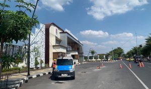 Petugas PLN ULP Bojonegoro memperbaiki kabel listrik yang putus di depan Gedung DPRD Bojonegoro setelah diduga tersangkut truk bermuatan tinggi. Petugas PLN ULP Bojonegoro memperbaiki kabel listrik yang putus di depan Gedung DPRD Bojonegoro setelah diduga tersangkut truk bermuatan tinggi.