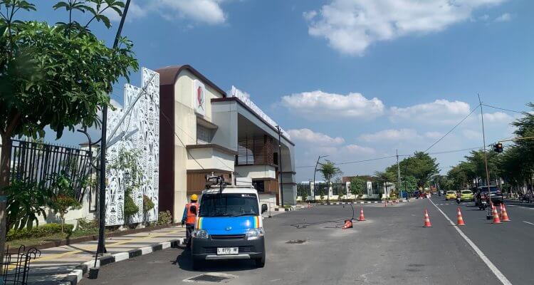 Petugas PLN ULP Bojonegoro memperbaiki kabel listrik yang putus di depan Gedung DPRD Bojonegoro setelah diduga tersangkut truk bermuatan tinggi.