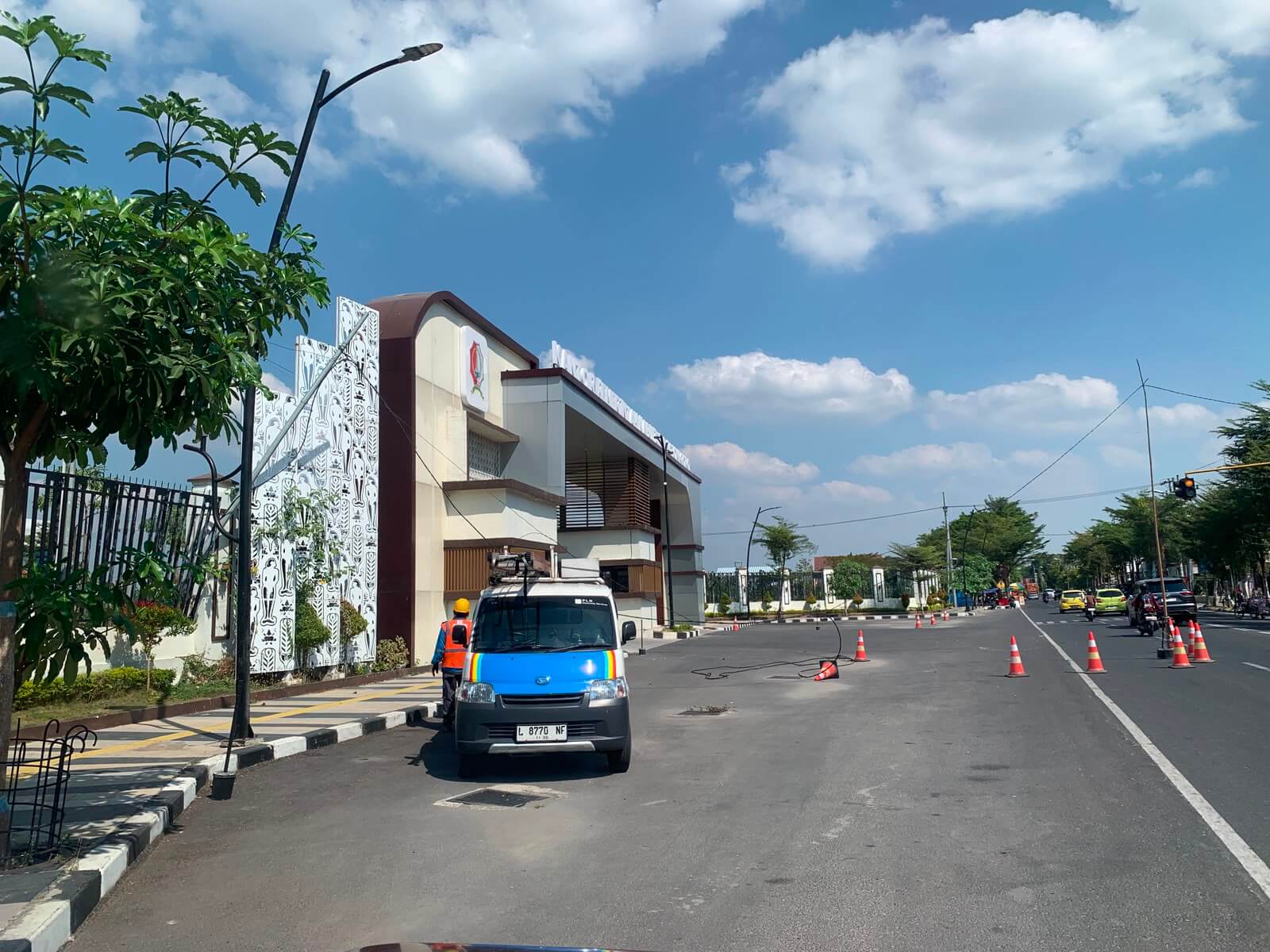 Petugas PLN ULP Bojonegoro memperbaiki kabel listrik yang putus di depan Gedung DPRD Bojonegoro setelah diduga tersangkut truk bermuatan tinggi.