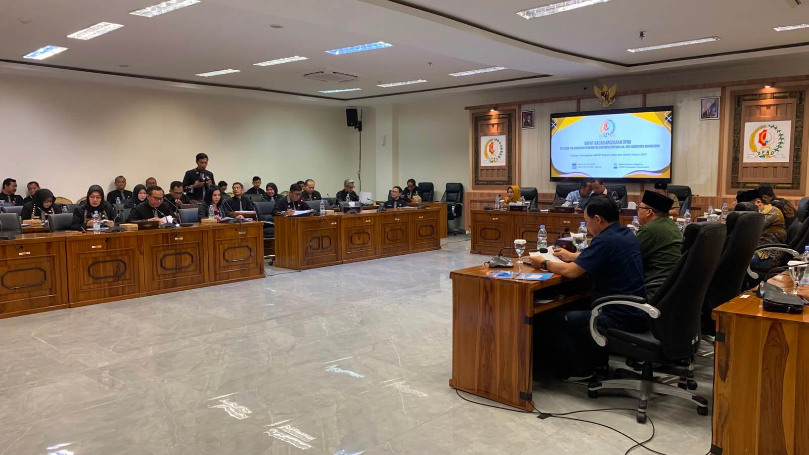 Rapat Badan Anggaran DPRD Bojonegoro bersama TAPD membahas Perubahan RKPD 2026 dan RKPD 2027.