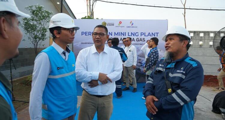 Manager PLN UP3 Bojonegoro Danang Setiawan melakukan koordinasi pengamanan kelistrikan di PT Sumber Aneka Gas Tuban.