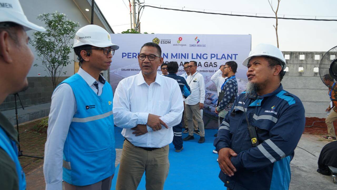 Manager PLN UP3 Bojonegoro Danang Setiawan melakukan koordinasi pengamanan kelistrikan di PT Sumber Aneka Gas Tuban.