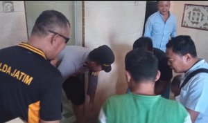 Petugas Inafis Polres Bojonegoro melakukan olah TKP penemuan penjual asongan meninggal di Masjid As-Salam. Petugas Inafis Polres Bojonegoro melakukan olah TKP penemuan penjual asongan meninggal di Masjid As-Salam.