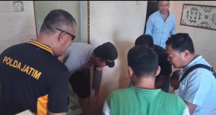 Petugas Inafis Polres Bojonegoro melakukan olah TKP penemuan penjual asongan meninggal di Masjid As-Salam.