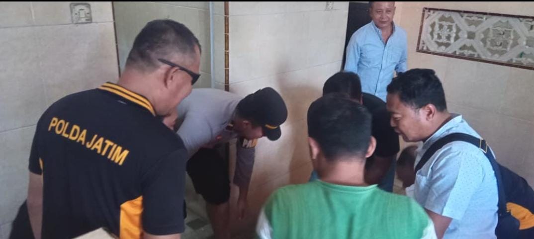 Petugas Inafis Polres Bojonegoro melakukan olah TKP penemuan penjual asongan meninggal di Masjid As-Salam.
