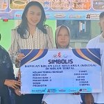 Ketua Komisi B DPRD Bojonegoro Sally Atyasasmi dan Kepala Disnakan Bojonegoro menyerahkan bantuan Program KOLEGA secara simbolis kepada penerima di Balai Desa Sumberrejo.