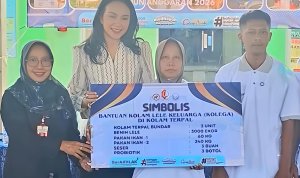 Ketua Komisi B DPRD Bojonegoro Sally Atyasasmi dan Kepala Disnakan Bojonegoro menyerahkan bantuan Program KOLEGA secara simbolis kepada penerima di Balai Desa Sumberrejo.